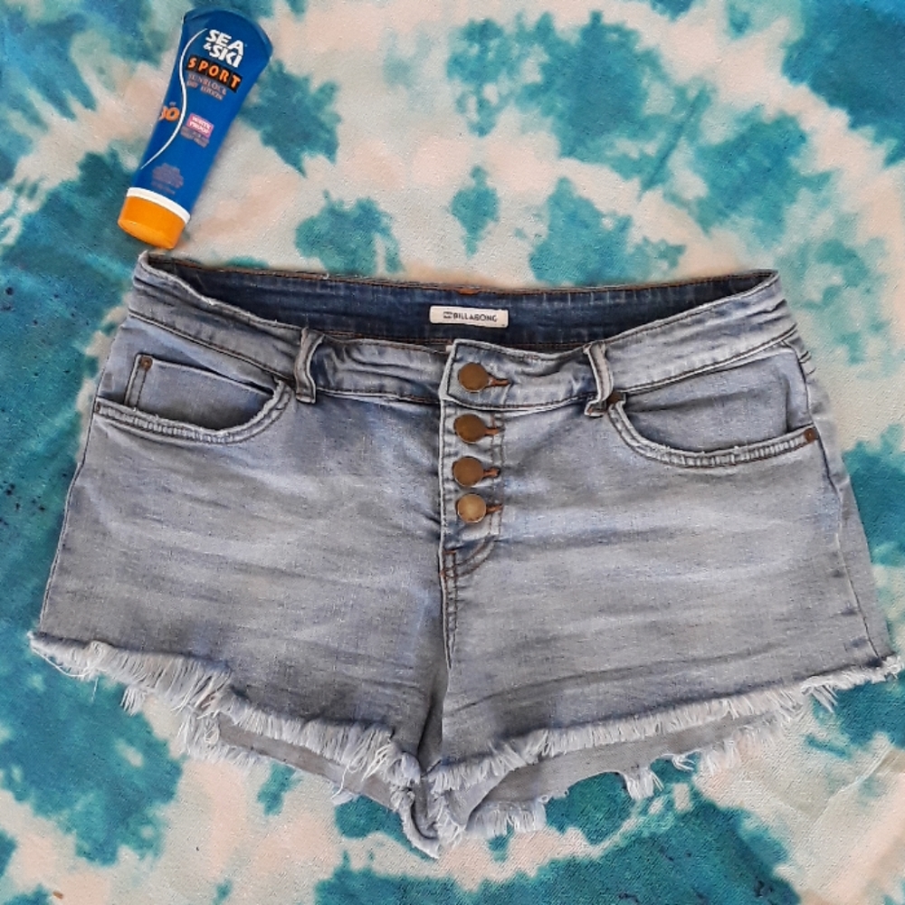 Billabong short.